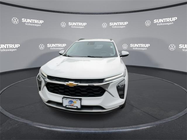 Photo of 2024 Summit White Chevrolet Trax