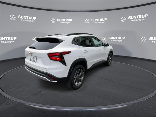 Photo of 2024 Summit White Chevrolet Trax