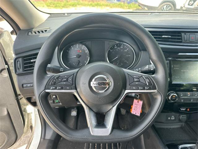 Photo of 2020 Glacier White Nissan Rogue