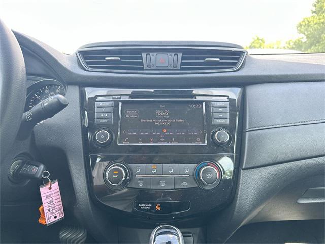 Photo of 2020 Glacier White Nissan Rogue