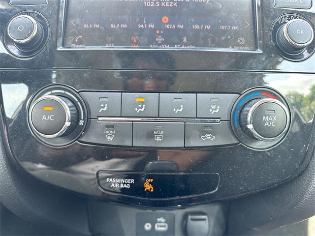 Photo of 2020 Glacier White Nissan Rogue