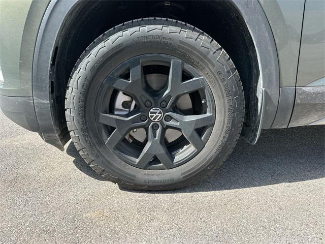 Photo of 2024 Avocado Green Pearl Volkswagen Atlas