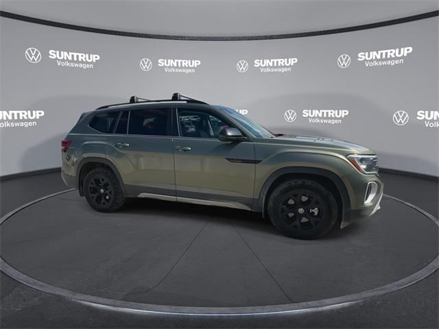 Photo of 2024 Avocado Green Pearl Volkswagen Atlas