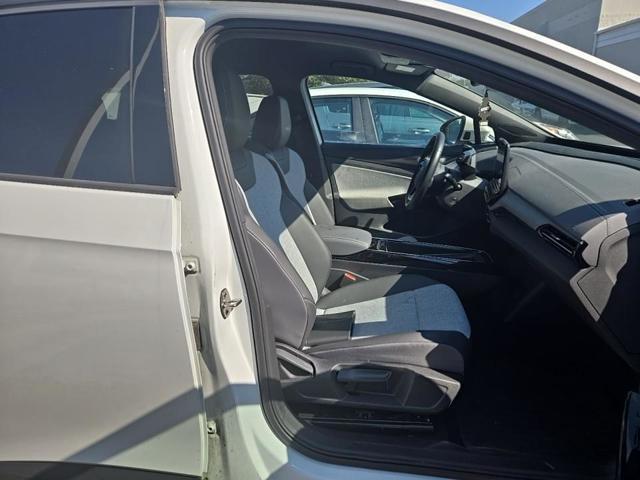 Photo of 2023 Pure White Volkswagen ID.4
