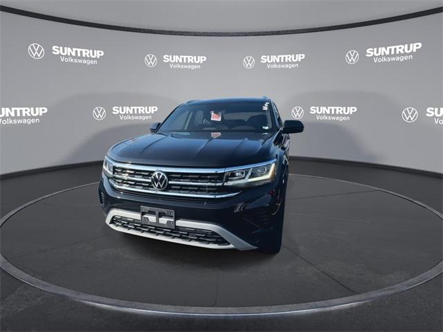 Photo of 2023 Deep Black Pearl Volkswagen Atlas Cross Sport