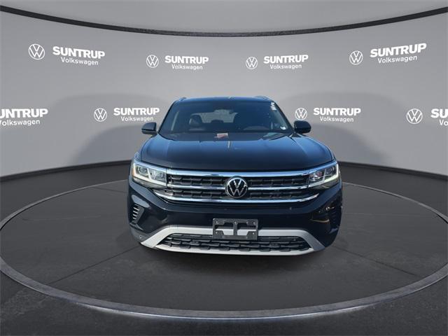 Photo of 2023 Deep Black Pearl Volkswagen Atlas Cross Sport