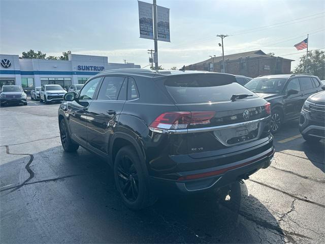 Photo of 2023 Deep Black Pearl Volkswagen Atlas Cross Sport