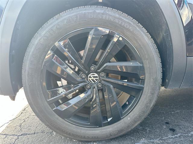 Photo of 2023 Deep Black Pearl Volkswagen Atlas Cross Sport