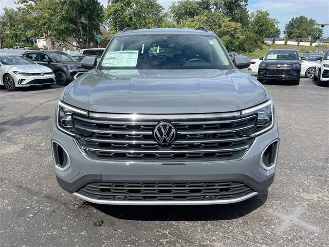 Photo of 2026 pure gray Volkswagen Atlas
