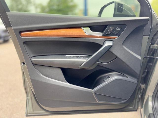 Photo of 2023 Chronos Gray Metallic Audi Q5