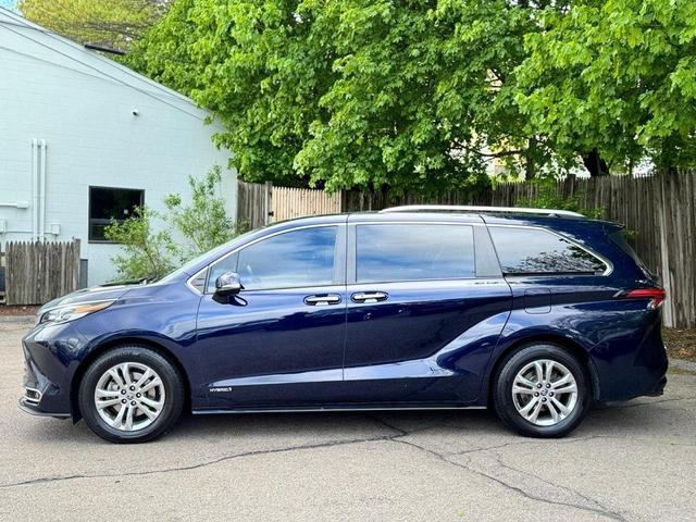Photo of 2021 Blue Toyota Sienna