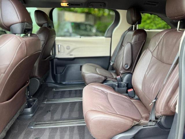 Photo of 2021 Blue Toyota Sienna