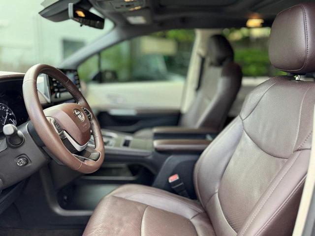 Photo of 2021 Blue Toyota Sienna