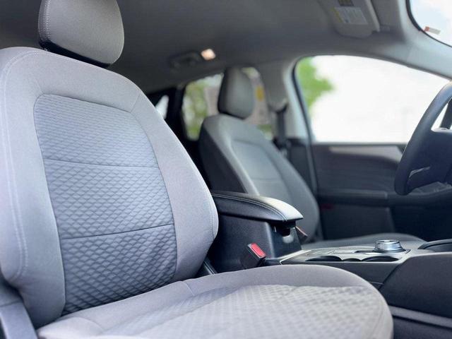 Photo of 2022 Gray Metallic Ford Escape