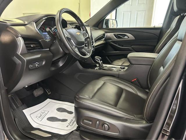 Photo of 2023 Mosaic Black Metallic Chevrolet Traverse