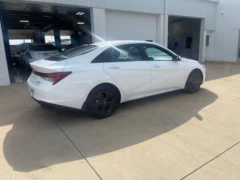 Photo of 2023 Lunar White Hyundai ELANTRA HEV