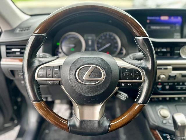 Photo of 2017 Black Lexus ES 300h