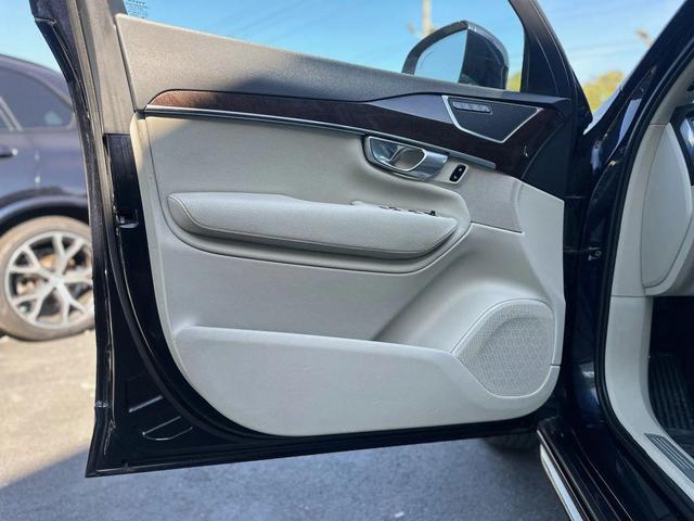 Photo of 2017 dark blue Volvo XC90