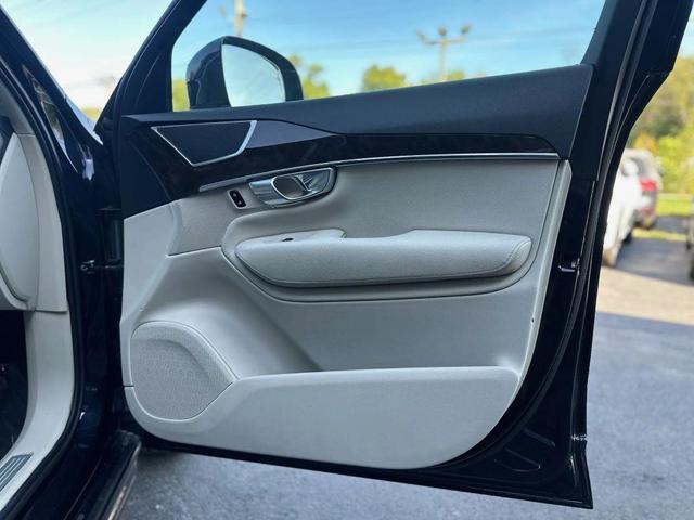 Photo of 2017 dark blue Volvo XC90