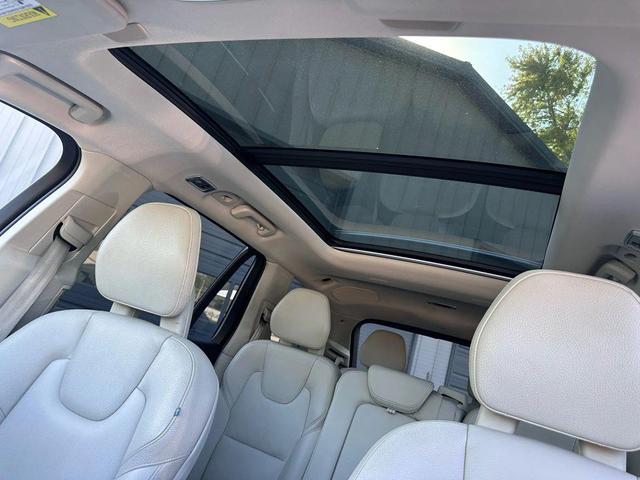 Photo of 2017 dark blue Volvo XC90