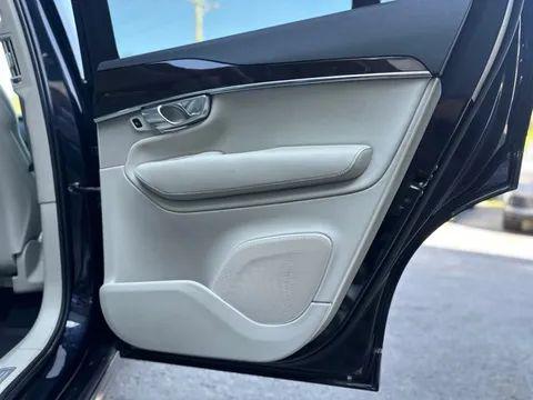 Photo of 2017 dark blue Volvo XC90