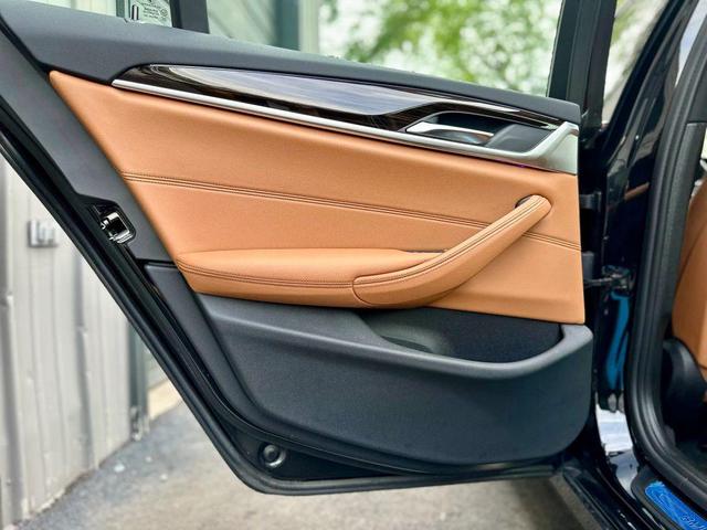 Photo of 2021 Black BMW 540