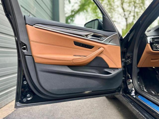 Photo of 2021 Black BMW 540