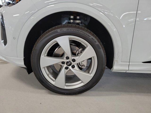 Photo of 2025 Glacier White Metallic Audi Q5