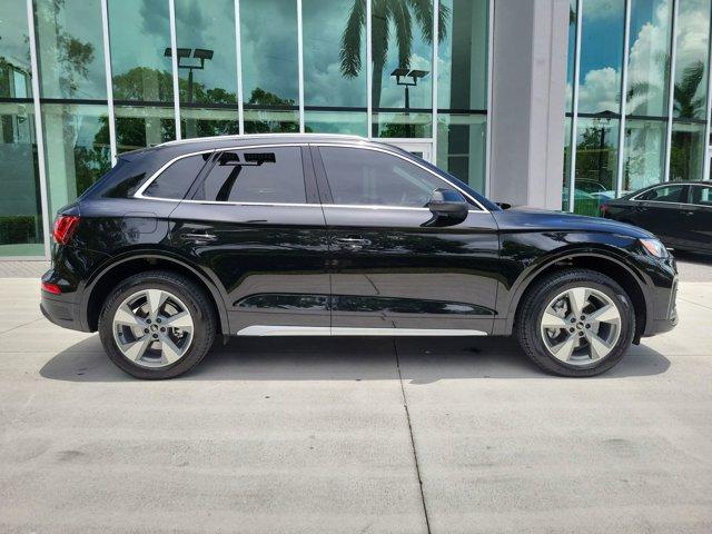 Photo of 2024 Mythos Black Metallic Audi Q5