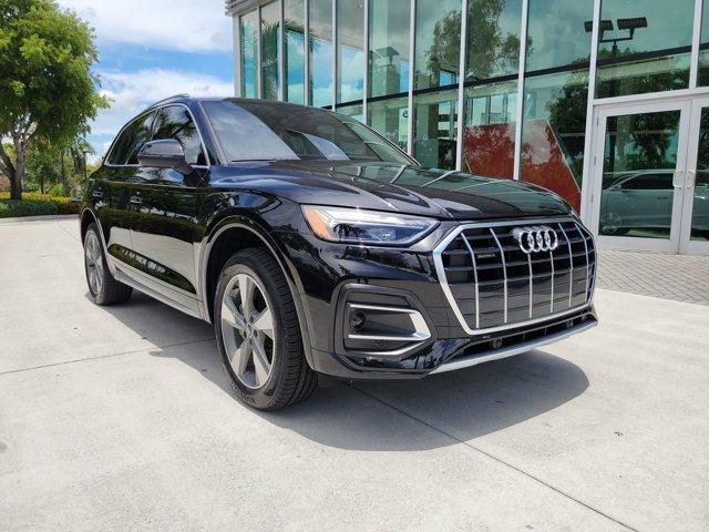 Photo of 2024 Mythos Black Metallic Audi Q5
