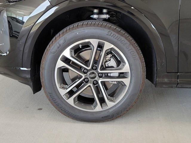 Photo of 2025 Mythos Black Metallic Audi Q5