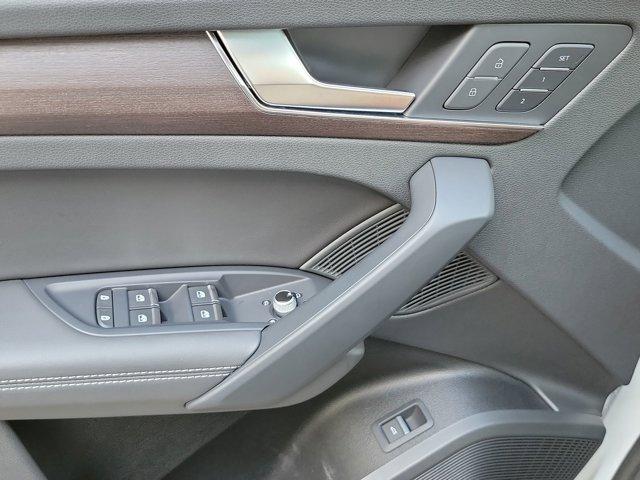 Photo of 2023 Glacier White Metallic Audi Q5