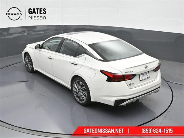 Photo of 2024 White Nissan Altima