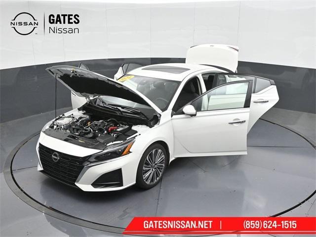 Photo of 2024 White Nissan Altima