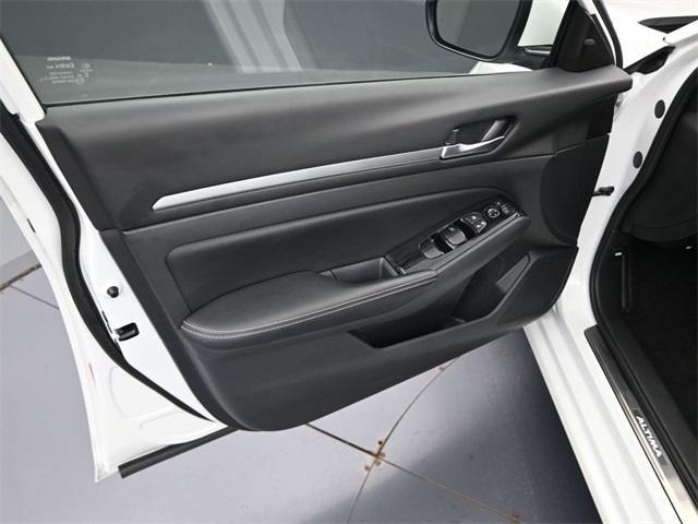 Photo of 2024 White Nissan Altima