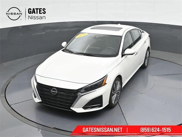 Photo of 2024 White Nissan Altima