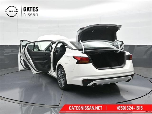 Photo of 2024 White Nissan Altima