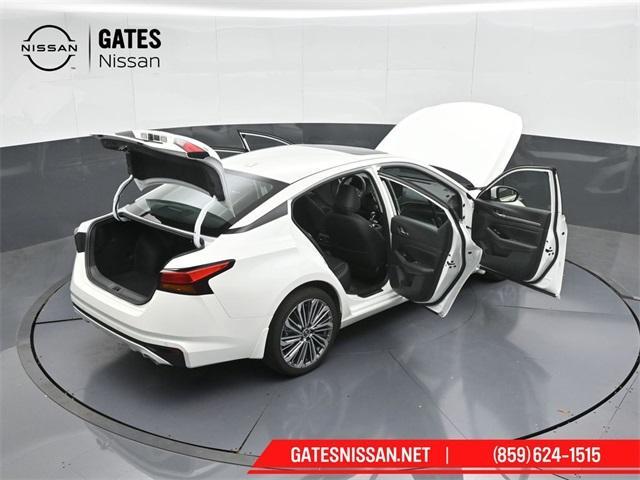 Photo of 2024 White Nissan Altima