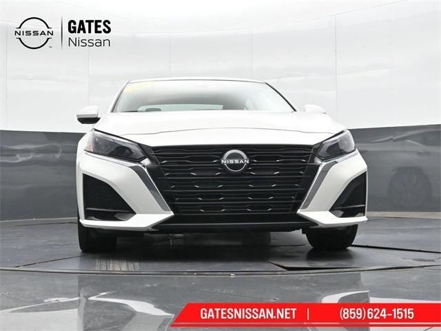 Photo of 2024 White Nissan Altima