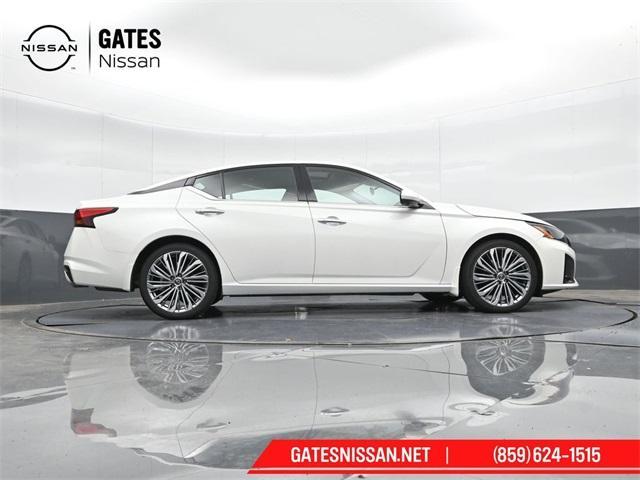 Photo of 2024 White Nissan Altima