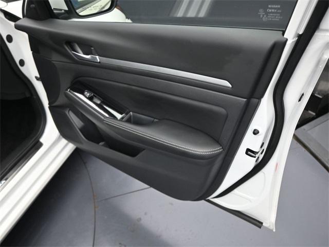 Photo of 2024 White Nissan Altima