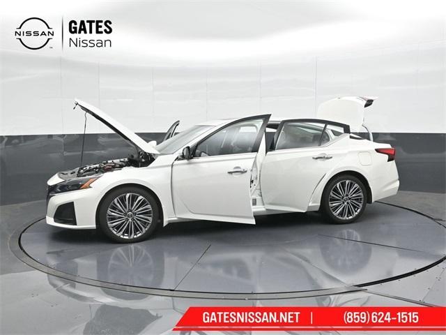 Photo of 2024 White Nissan Altima