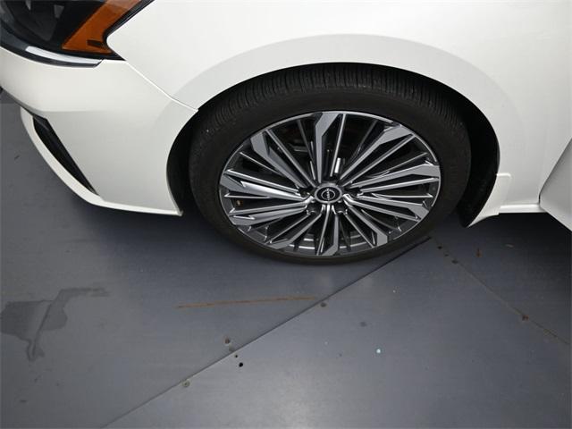Photo of 2024 White Nissan Altima