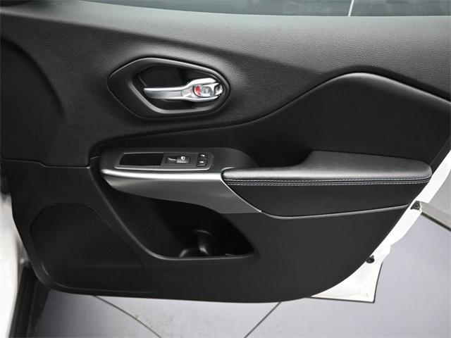Photo of 2020 Bright White Clearcoat Jeep Cherokee