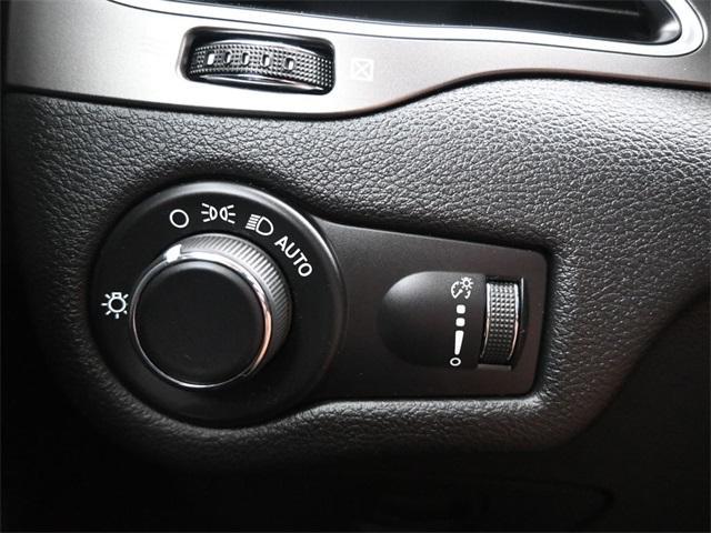 Photo of 2020 Bright White Clearcoat Jeep Cherokee