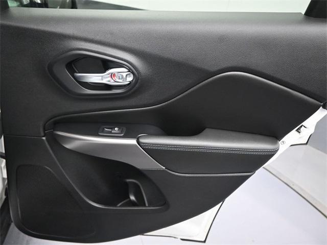 Photo of 2020 Bright White Clearcoat Jeep Cherokee