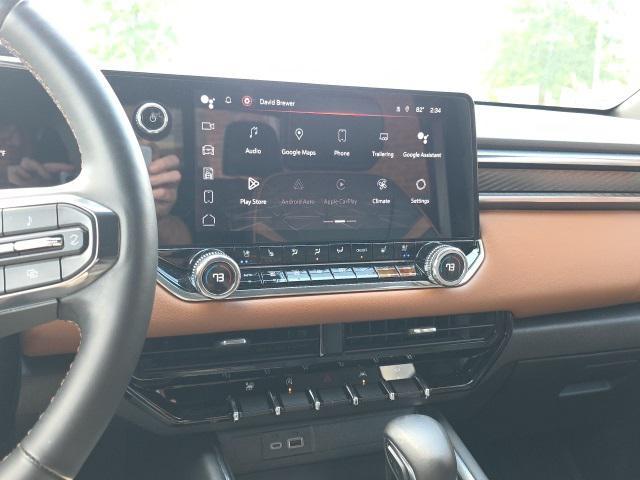 Photo of 2023 Summit White GMC Canyon