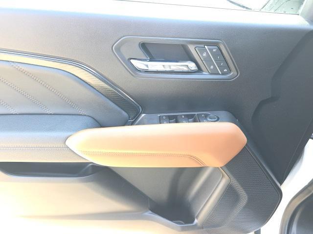 Photo of 2023 Summit White GMC Canyon