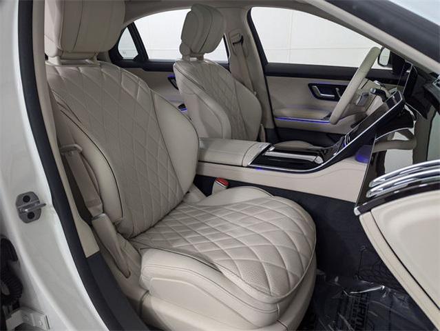 Photo of 2022 MANUFAKTUR Diamond White Mercedes-Benz S-Class