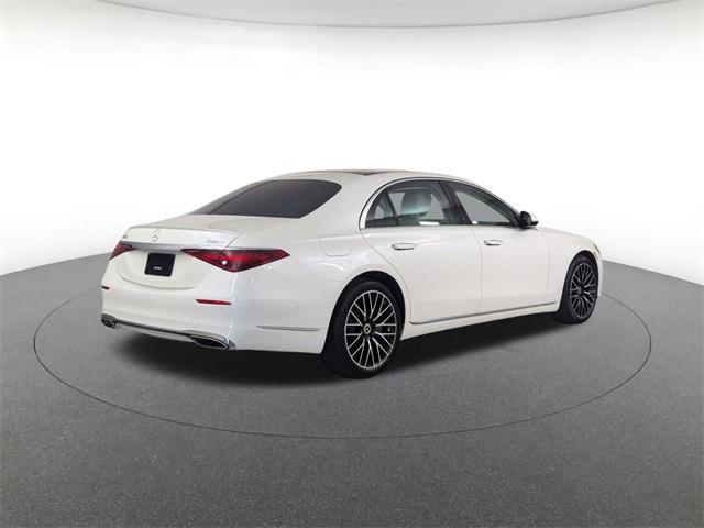 Photo of 2022 MANUFAKTUR Diamond White Mercedes-Benz S-Class
